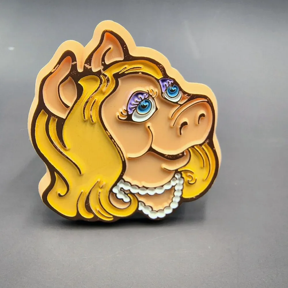 Vintage Muppets Miss Piggy Face Pinback Lapel Pin Brooch Hallmark 1979 Plastic